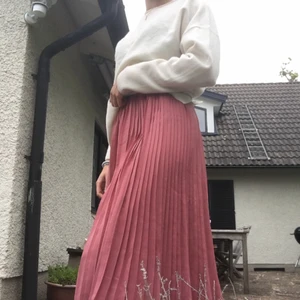 Veckad rosa kjol! Storlek 36  - Så fin veckad kjol! Toppen skick endast använt några gånger. Använder inte, därmed till försäljning:)