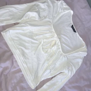 Topp - Säljer en vit magtröja/topp som jag aldrig använt.