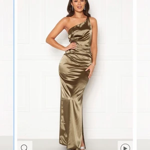 Festklänning/ balklänning - Säljer denna galet fina klänning från bubbelroom, då den var fel storlek. Köpt för 1000kr, säljer för 500kr. Helt oanvänd och prislapp kvar. Storlek 36/S. 