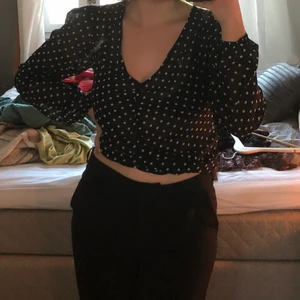 Prickig topp - Svart och vit prickig topp i något slags silkes material, lite genomskinligt. Väldigt bra skick har inte använt mkt alls. Frakt tillkommer på priset🌞