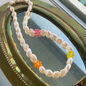 BloomXSötvatten - Somrigt halsband gjort med sötvattenspärlor, färg på blommorna går självklart att ändra💕