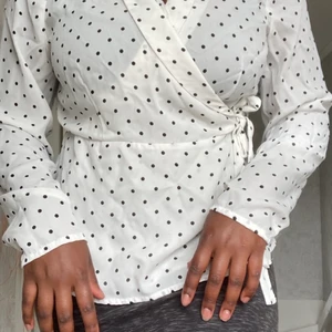 Blus pokadot - Prickig blus , kan dras samman i midjan , fin byst 