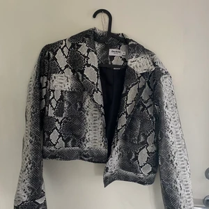 Jacka  - Fin kort jacka från nakd, nästintill onadvänd! 💘