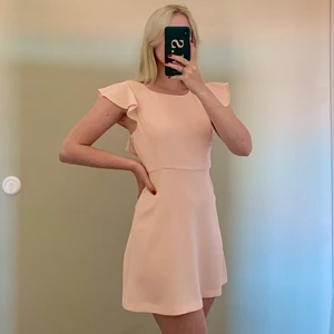 Supergullig sommarklänning💓 - Superfin sommarklänning i ljusrosa färg💓 Endast använd 1 gång, som nyskick! Från BCBGeneration i strl 6✨ Frakt tillkommer på 66kr✨