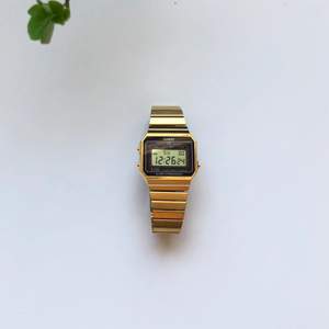 Digital guldfärgad Casio-klocka köpt för ett år sedan! Tecken på användning finns men den är i mycket fint skick. Klockan är vattentät och har funktioner som datum, tid och upplyst display!🙆🏼‍♀️🌈