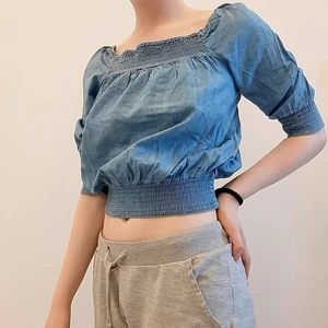 Söt topp från H&M. Stl 34 - Söt topp från H&M i stl 34/ XS. Fina detaljer och i fint skick! Säljer då den blivit för liten🥰