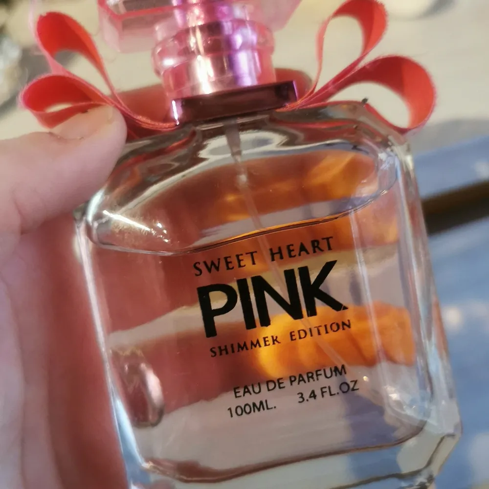 PINK parfym, endast testad var inget för mig. Övrigt.