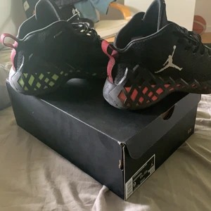 Jordans - Säljer ett par sjukt coola Jordan jumpman dimond mids i storlek 42.5/us 8, de är i bra skick ni får avgöra själva, dom är lite slitna i sulan men inget man tänker på, funkar perfekt som basket skor eller med ett par mörka jeans , den här färgen på dimond mid är ganska sällsynt har aldrig sätt någon använda lika, nypris var 3000 så tänker mig runt 2000 för dessa (Pris går att diskutera) 