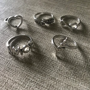 Silver ringar - Massa söta silver ringar som tyvärr var för stor för mig! Skulle nog säga att de passar storlek M. 1 för 25kr eller 5 för 80!!