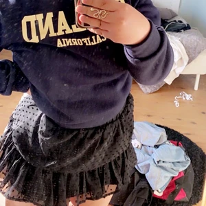 Volang kjol - Aldrig använd, känner mig obekväm i kjol därför säljer jag annars jättefin!!