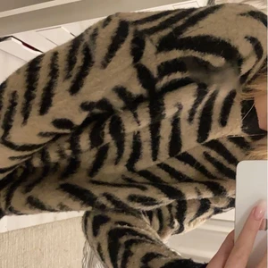 Stickad tröja  - En stickad leopard tröja från nakd som sitter oversized på mig då den är i storlek M den är väldigt mjuk i materialet, kan tänka mig billigare pris vid snabb affär 