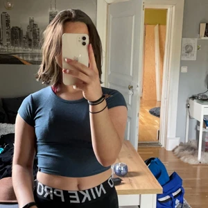 croppad topp - säljer min blåa croppade topp eftersom den är för liten. fin och i bra skicka, använd få gånger. köparen står för frakten<3