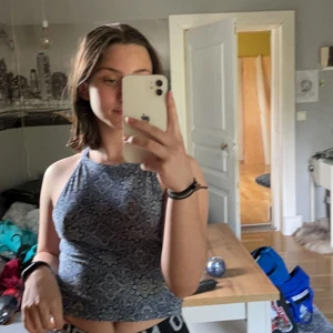 linne - säljer mitt croppade linne med jättefint mönster eftersom det inte används och börjar bli lite litet, använt ett fåtal gånger. köparen står för frakten<3