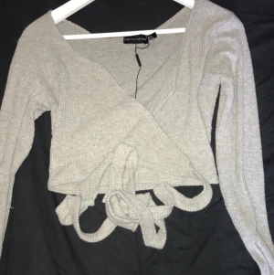 Knyt omlotttopp - Endast provad, väldigt skönt material. Köparen står för ev. Frakt 