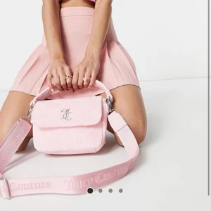 Handväskaor från Juicy Couture - Handväskor från Juicy Couture, helt nya och jättefina. Nypriset var 729kr och de är nu helt slutsålda på asos hemsida där dem är ifrån. Tänker mig 500kr styck för dem eller högre bud om flera skulle vara intresserade. Kan också bli billigare vid snabb affär💗💗 Skriv privat om du är intresserad💞
