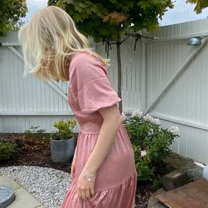 Jättefin rosa klänning från Gina tricot i glansigt material med knytning i midjan, puffarmar och volanger✨💕 helt ny med prislapp kvar🌸💞