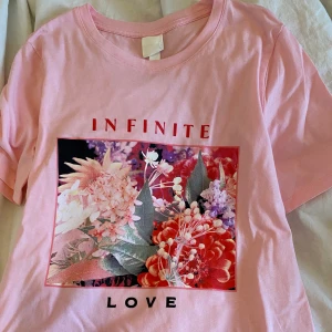 T-shirt  - Oanvänd t-shirt från HM 