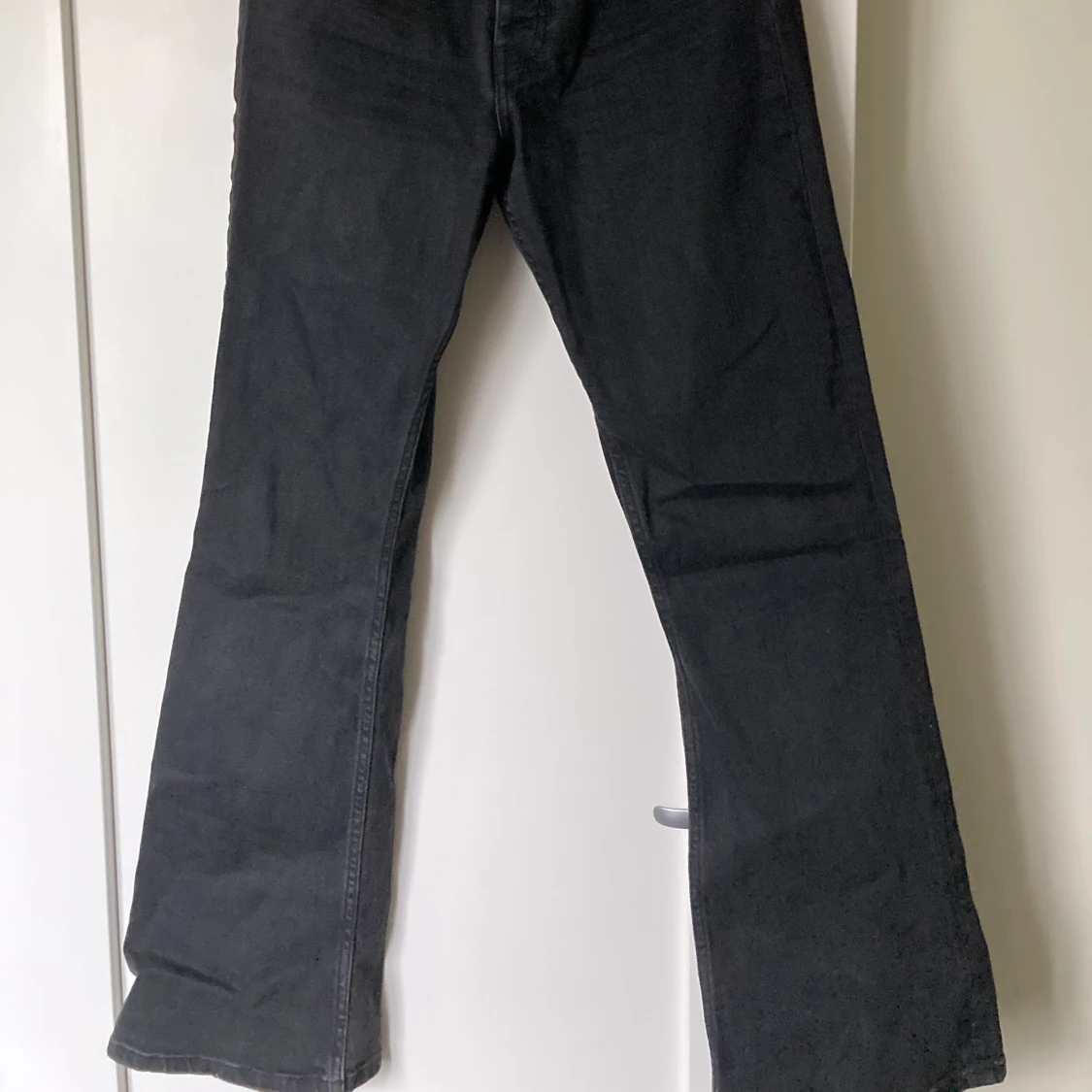 Bootcutjeans från Ginatricot  - 91