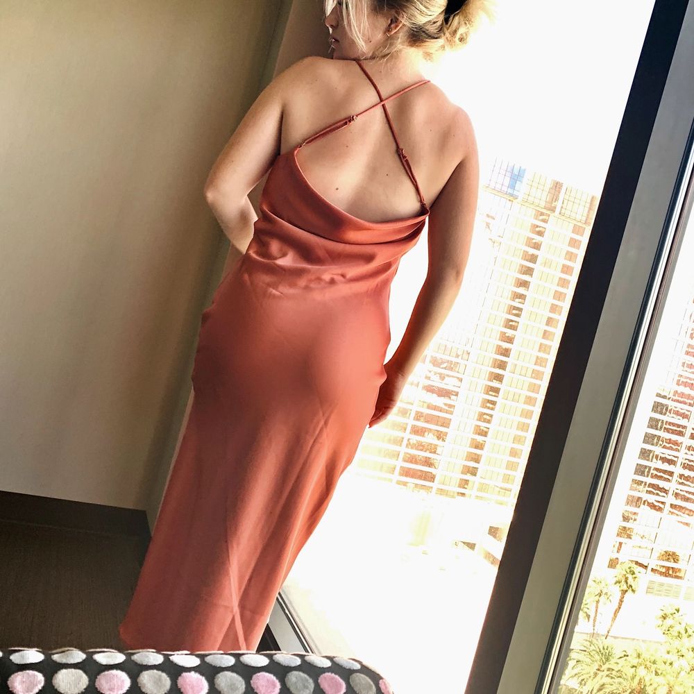 Aprikos klänning med öppen rygg | Plick Second Hand