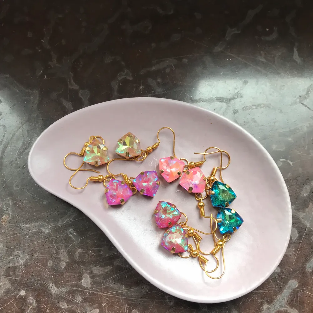 Sparkling Rhinestones earrings💎 Summer holographic dangle earrings Handmade unused Stone Size: 1,3 cm  COLORS to choose from Blue with green and yellow reflection🦋🦚 Coral with purple, yellow and orange reflection🍊🎀 Purple pink with blue reflection🧞‍♀️🦄 Dark pink with blue, yellow and green reflection🐙🌺 Nude with blue, green and yellow reflection🧅🍧. Övrigt.