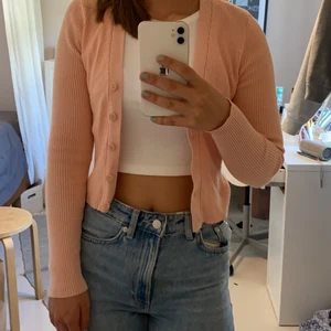 Topp/kofta - Söt topp som man kan ha som kofta genom att ha den öppen eller ha den stängd så det blir som en topp! Köparen står för frakten 