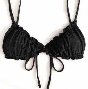 bikini topp - Hej! Jag säljer denna fina bikinitopp som är helt oanvänd då den var för liten för min bröst kupa som är C💗(bilderna är tagna från hemsidan)