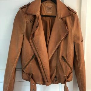 Skinnjacka brun (ej äkta skinn) från Zara, strl L - Nyskick, endast använd 1-2 ggr. Strl L men något liten i storlek så fungerar om du är S-M. Pris 350 kr eller högst budande. Nypris ca 1000kr.