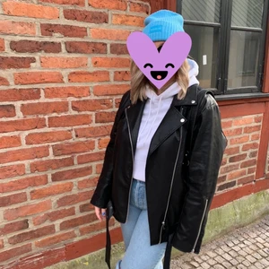 skinnjacka AFJ x Na-kd - Jackan e strl 40 & oversized, assnygg men jag använder den inte. Använd kanske 4 gånger Max