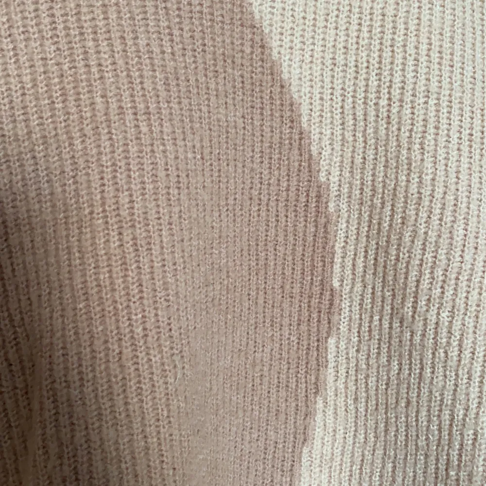 Snyggast tröjan jag hade i vintras men tyvärr måste den hitta en ägare för den passar inte längre 🥲 jätteskön och mycket snygg men en vit skjorta under som jag stylade! . Stickat.