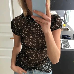 Fest tröjan till sommaren  - Sjukt fin mesh tröjan som du kan använda till festerna i sommar eller när du vill. Storlek S men passar XS men även upp till M då den är stretchig i materialet, frakten ingår ej i priset