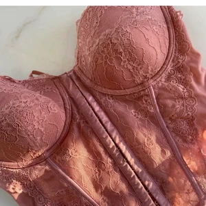 drömmig korsett  - säljer denna sååå fina korsett då den inte kommer till användning. C kupa men har sytt så den passar B, går att sprätta upp innan jag skickar iväg om det skulle va så! passar XS/S/M då den knyts i ryggen!🥰🥰🥰