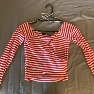Jättesöt tröja från bikbok storlek xs. Använd ca 2 gånger. Säljer på grund av att den inte används och är för liten för mig.