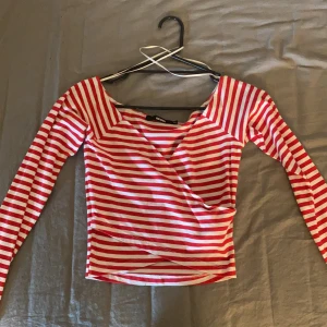 Tröja BikBok - Jättesöt tröja från bikbok storlek xs. Använd ca 2 gånger. Säljer på grund av att den inte används och är för liten för mig.