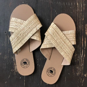 Sandaler - Supersöta sandaler från indiska som inte kommit till användning. Lite av materialet från sulan släppte när jag dock bort lappen med streckkoden (se bild 2). Möts upp i Stockholm eller köparen står för frakten (48kr)