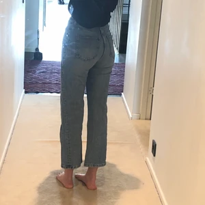 Denim jeans, other stories - Blå denim jenas som är använda max 4 gånger, suuper fin kvalitet, färg och skick! Säljer pga de är för lite för små för mig. Från & other stories. Storlek 24, jag är själv en 34/s/xs ibland 36. Hör av er vid fler bilder! (Köpte för 690kr)