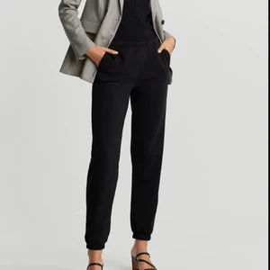 Basic sweatpants - Säljer dessa mjukisbyxor från Gina tricot. Knappt använda och i jätte bra skick. Ny pris 249. 