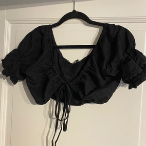 Topp från Bikbok - En festlig och somrig topp från bikbok, använd en gång, som ny 💘