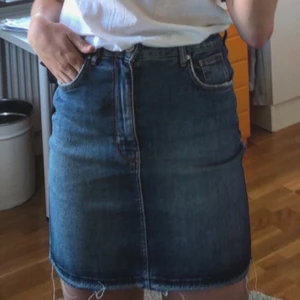jeanskjol - fin stretchig jeanskjol köpt på Zara för längee sen. Passar XS-S (skriv privat för frågor)
