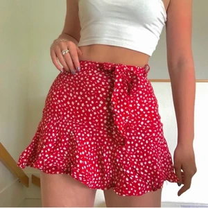 Super fin kjol - Säljer denna super fina kjol från zara, i strl S! Helt oanvänd, två första bilderna lånade💗