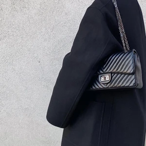 Väska  - Väska från Crossbody DK. Endast använd 2 gånger och fotat med den. Kan skicka fler bilder om så önskas. Frakt tillkommer på 79kr. 