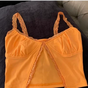 Linne  - Superavancerat sommar linne som jag köpte här på Plick. Det va tyvärr lite för stor för mig. Passar nog b-kupa eller större💓💓 det står storlek L men den är mer en S/M 😍