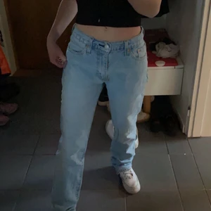 Levis jeans  - Sjukt snygga Levis jeans köpta för ca 1 år sen för 1300, sparsamt andvända. Mina absoluta favorit jeans säljer för jag har för många jeans. Sitter super fint på mig som är 160 lång💗