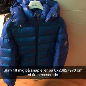 Moncler jacka maya strl 152/160 går att scanna och se att den är äkta. köpte ny på childrensalon för 6500kr i vintras har använt typ ca 5 gånger.