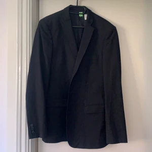 Två kavajer - Två herrkavajer, No 1 är en svart från J.Lindeberg och den andra är en marinblå från h&m herr. Passar XS-M beroende på vilken passform man vill ha. 250kr/st