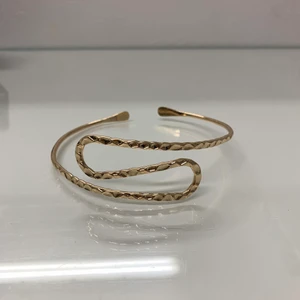 Manschett Armband i guld  - Manschett Armband i guld går att töja ut. Säljer pågrund av att jag råkade köpa två.                                      • 𝐅𝐫𝐚𝐤𝐭 𝐢𝐧𝐫𝐚̈𝐤𝐧𝐚𝐭 𝐢 𝐩𝐫𝐢𝐬𝐞𝐭! • 📩🤍     