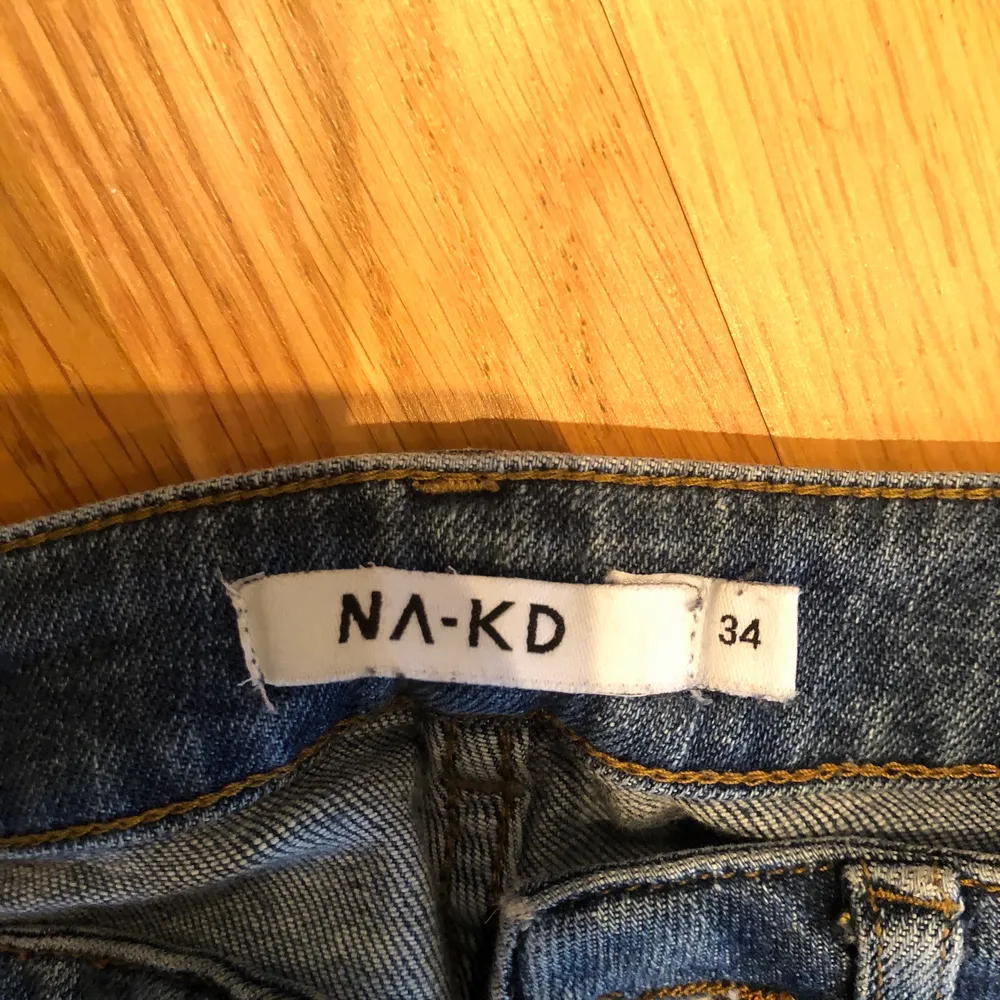 Tighta, stretchiga jeans från Nakd med utsvängda ben. Storlek 34. 50kr. Fraktas för 66kr👖💕. Jeans & Byxor.