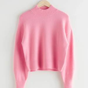 Superfin rosa stickad tröja från & other stories.  Använd fåtal gånger. Jättefin rosa färg som passar perfekt till alla tillfällen. Funkar lika bra på höst/vinter som till en kjol på sommaren. Nypris 390kr. (Färgen syns nästa på första bild)
