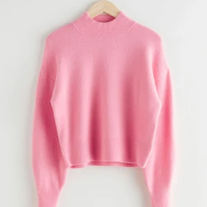 Rosa stickad tröja - Superfin rosa stickad tröja från & other stories.  Använd fåtal gånger. Jättefin rosa färg som passar perfekt till alla tillfällen. Funkar lika bra på höst/vinter som till en kjol på sommaren. Nypris 390kr. (Färgen syns nästa på första bild)