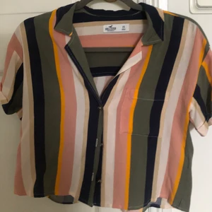 Blus/topp från hollister - En fin blus från hollister i väldigt gott skick som ger en 80-tals vibe 💕 köpt för 2,5 år sen så finns därför inte på hemsidan. Endast använd några få gånger