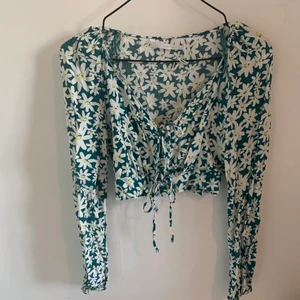 Sommartopp - En super fin sommar topp från zara som tyvärr inte passar mig längre. Den är liten i storleken(Frakten ingår ej)